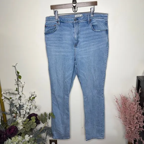 ABERCROMBIE &amp; FITCH The 90s Slim Straight Ultra High Rise Light Wash {VV32}