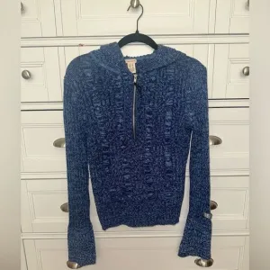 ✨BOGO FREE ✨EUC DKNY Jeans Sweater