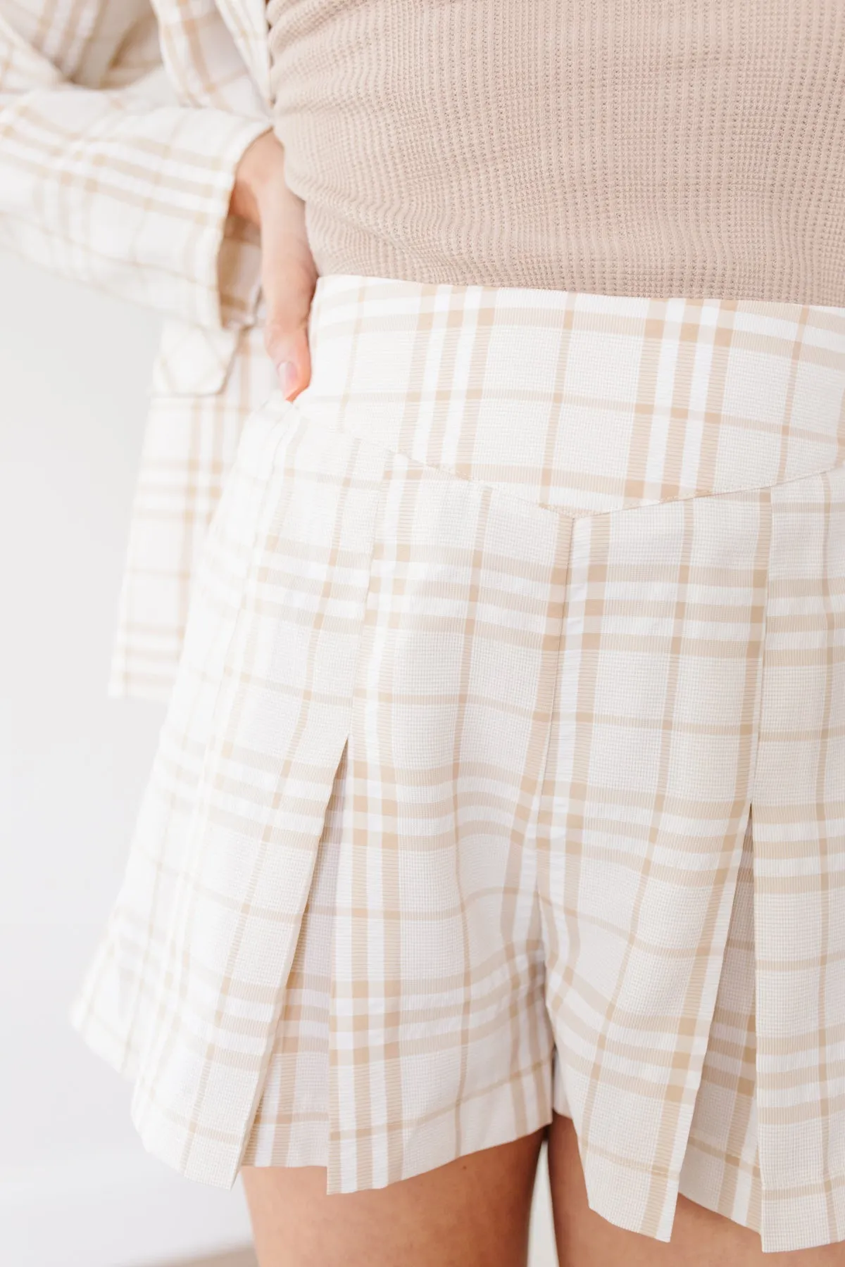 Dyna Plaid Shorts - V-Shaped Waistband, Pleated, Elastic Fit, Chic Style