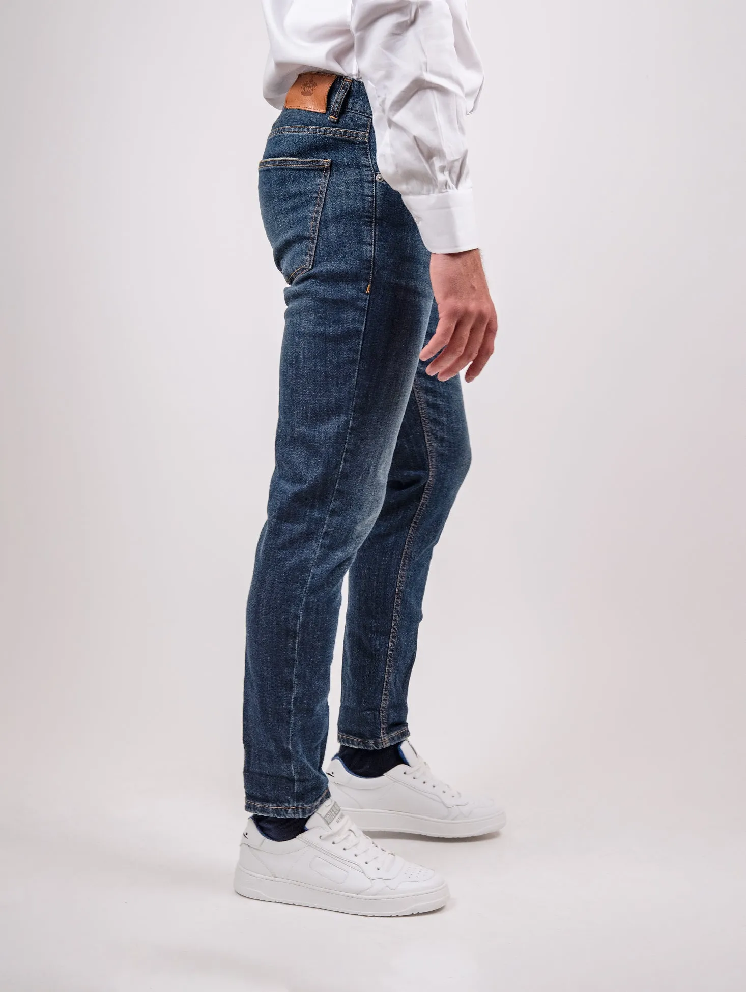 Jeans cinque tasche effetto sabbiato