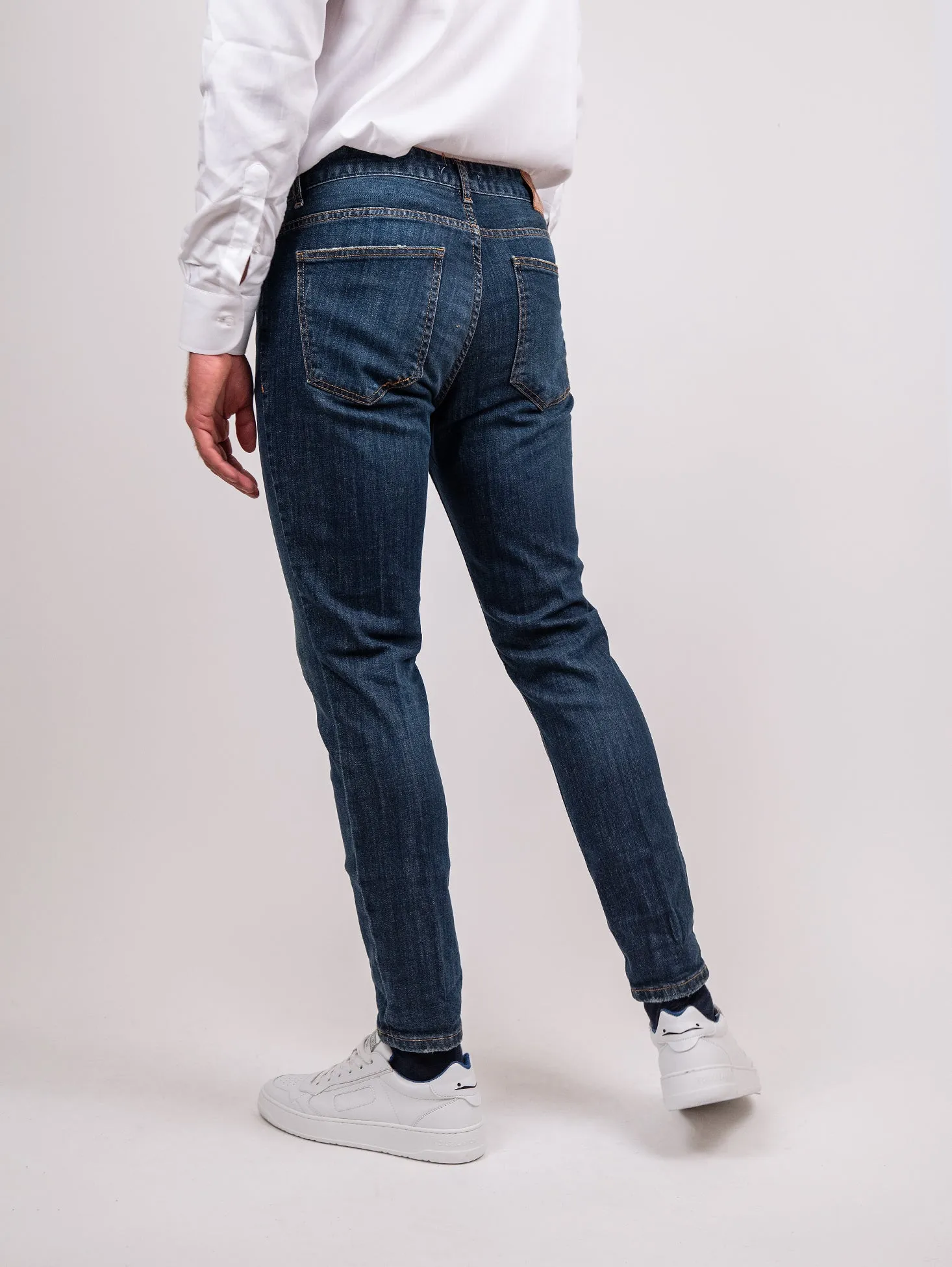 Jeans cinque tasche effetto sabbiato