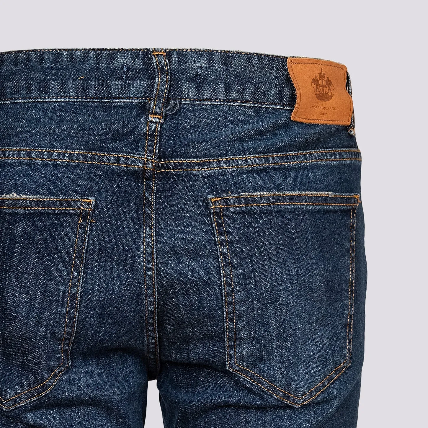 Jeans cinque tasche effetto sabbiato