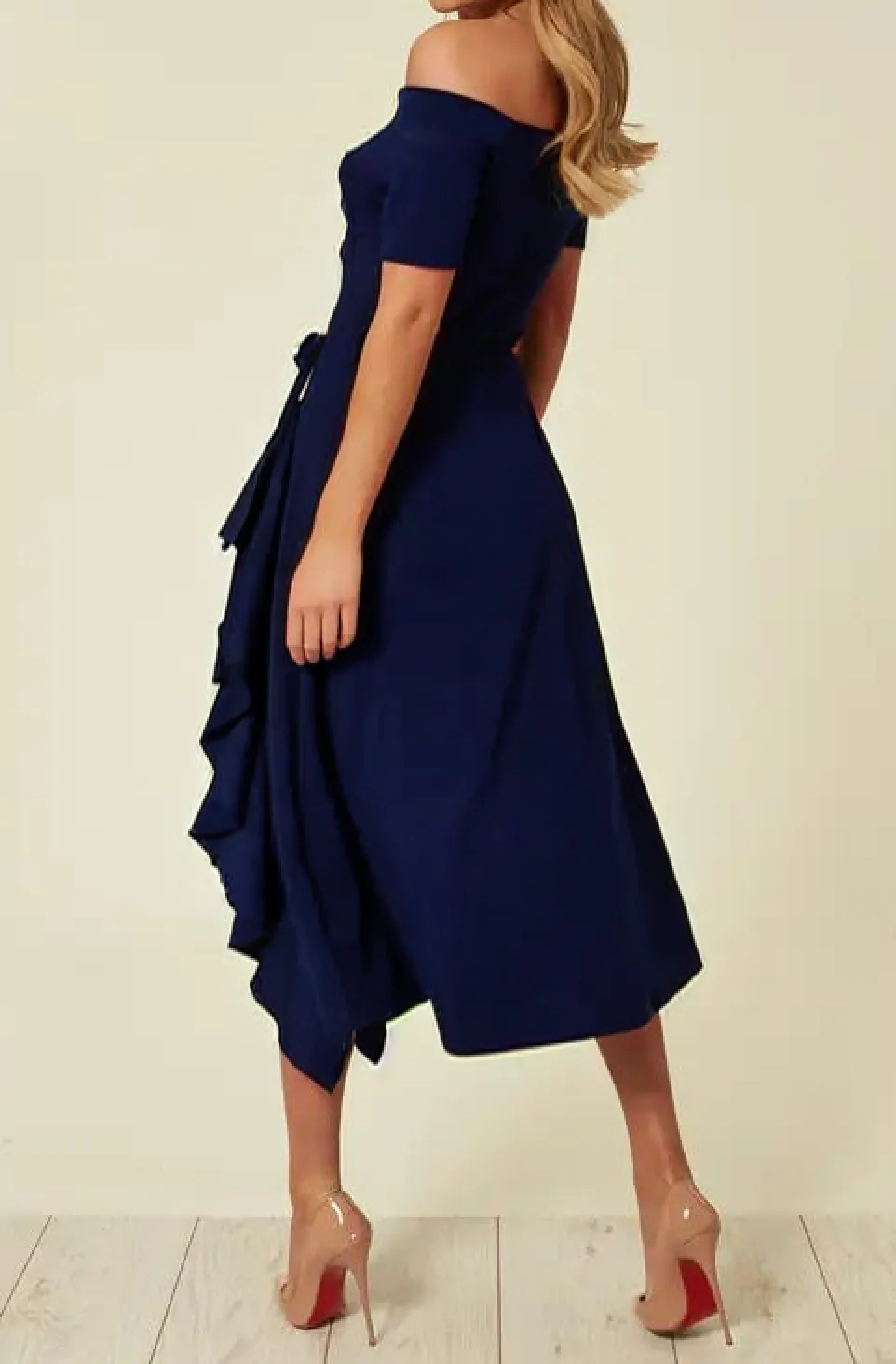 Julia® | Chic dress with a deep neckline