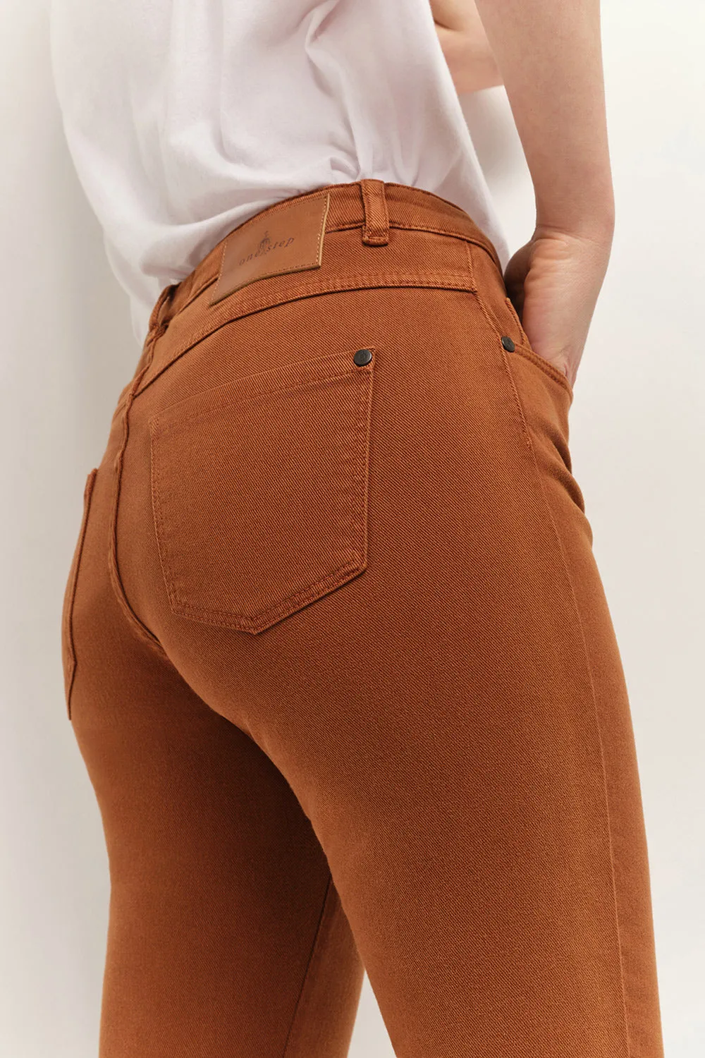 LE MONICA - Jean slim caramel 7/8ème en denim waterless