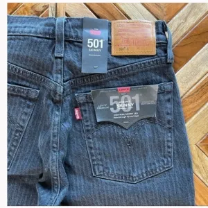 PREMIUM LEVIS 501 STRIPED SKINNY