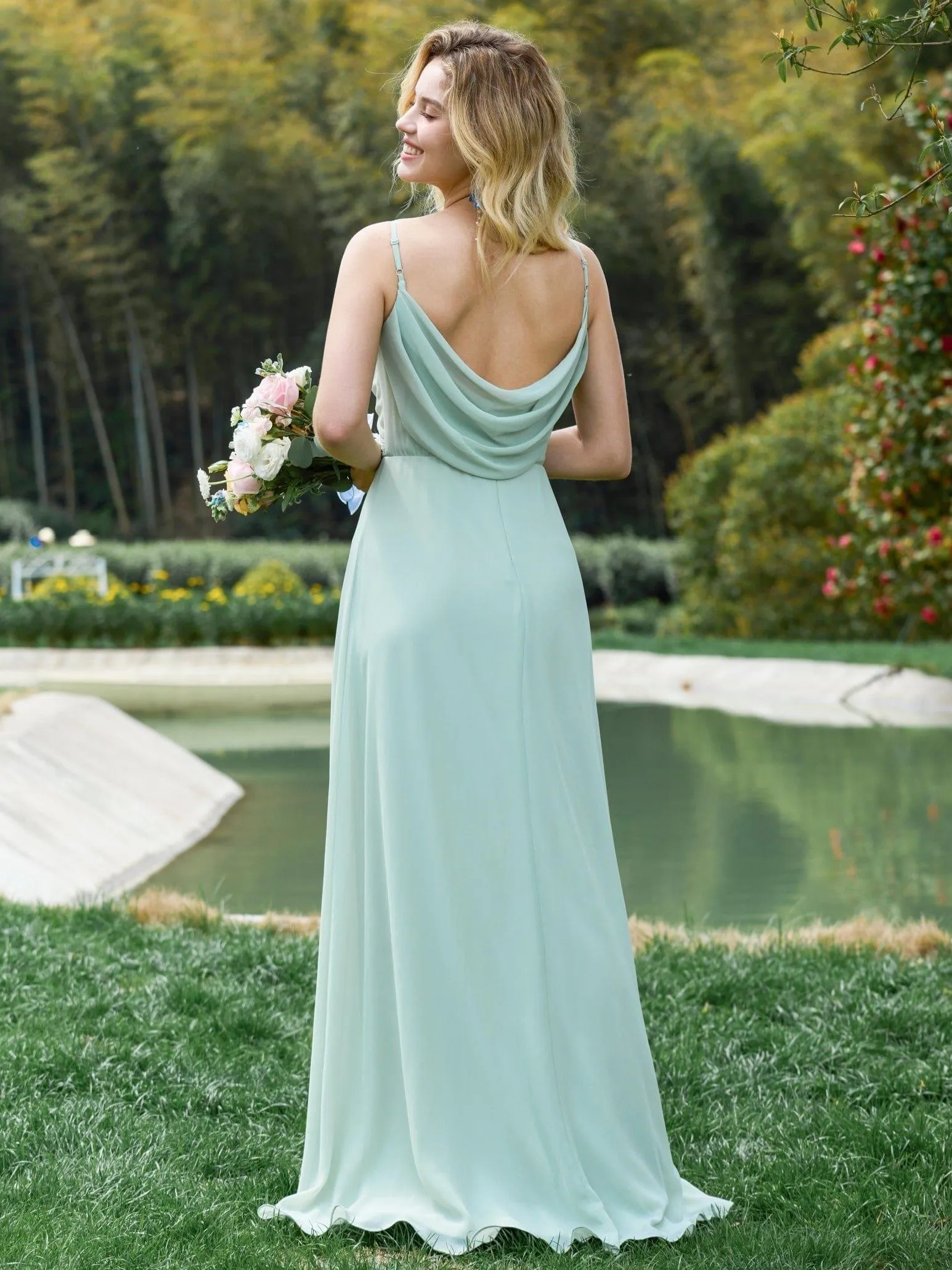 Robe de demoiselle d'honneur drapée au dos avec décolleté en cœur