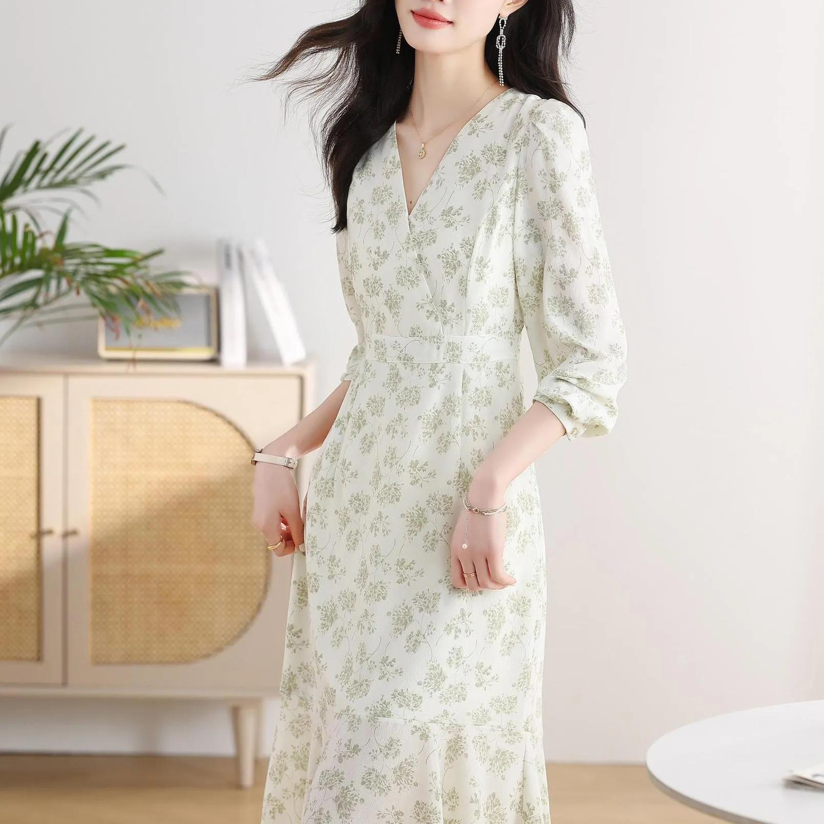 Stylish Mid-Length Mermaid Mermaid Dress in Full Floral Print