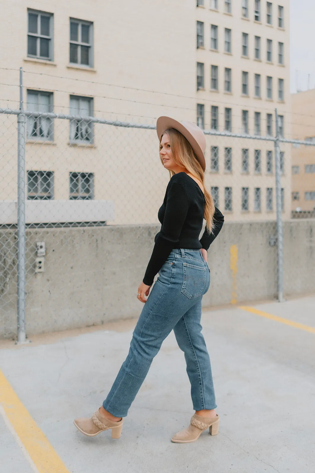 The Wedgie Straight Levi's - Medium Wash