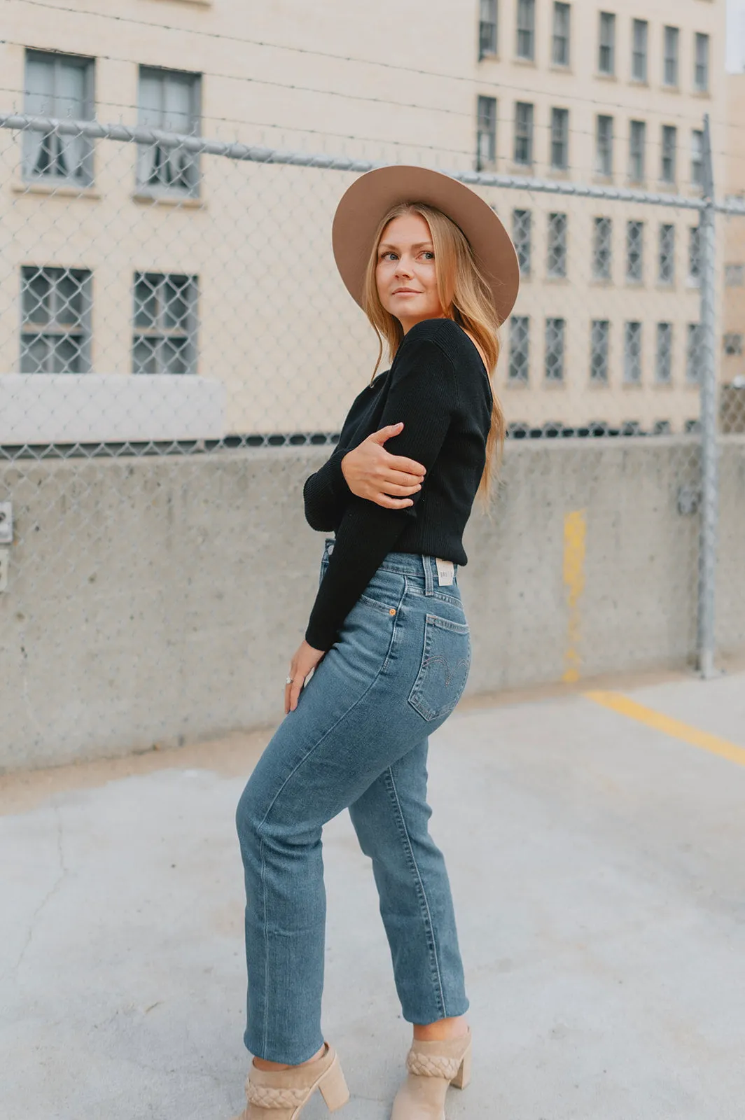The Wedgie Straight Levi's - Medium Wash