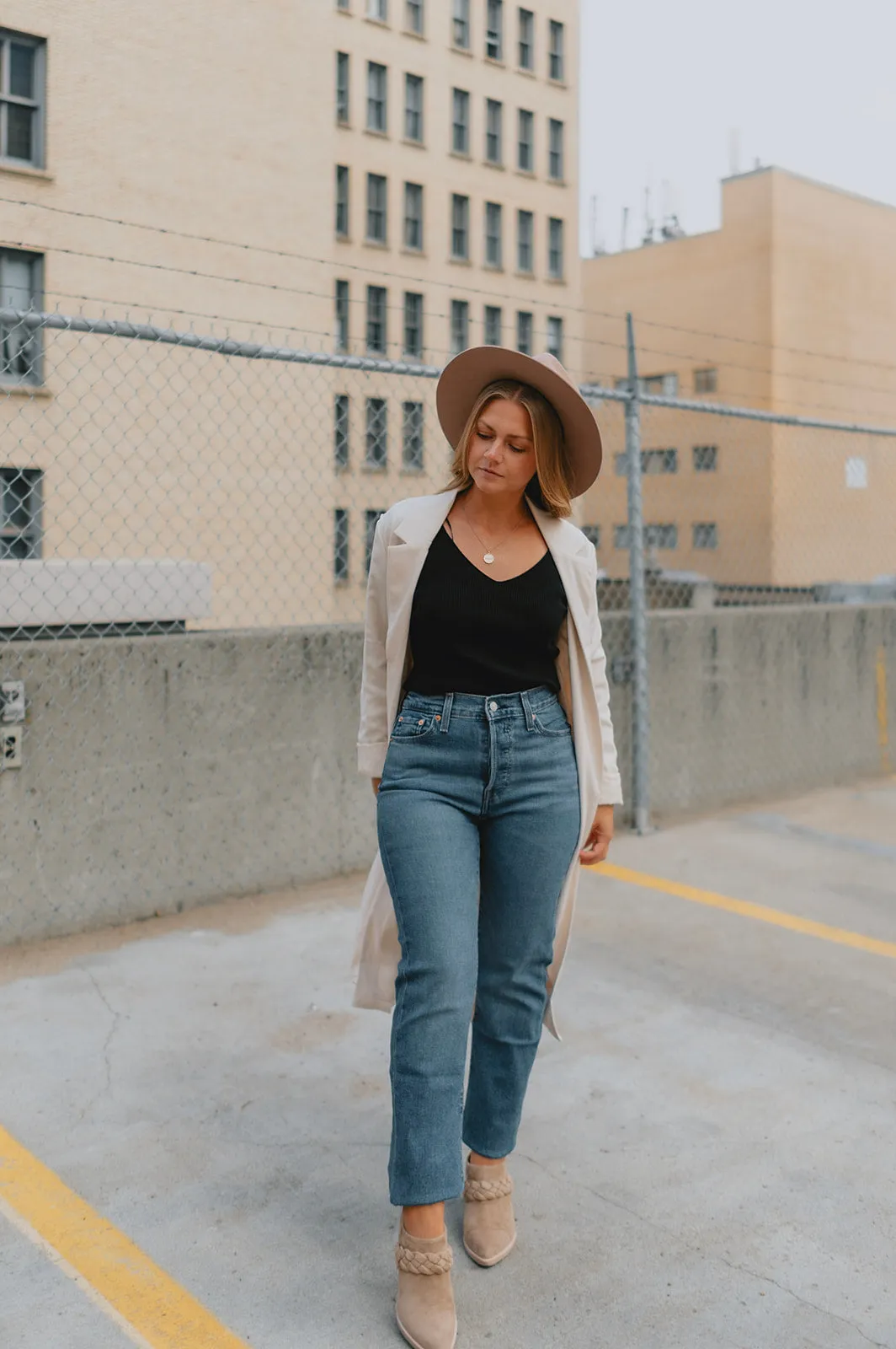 The Wedgie Straight Levi's - Medium Wash