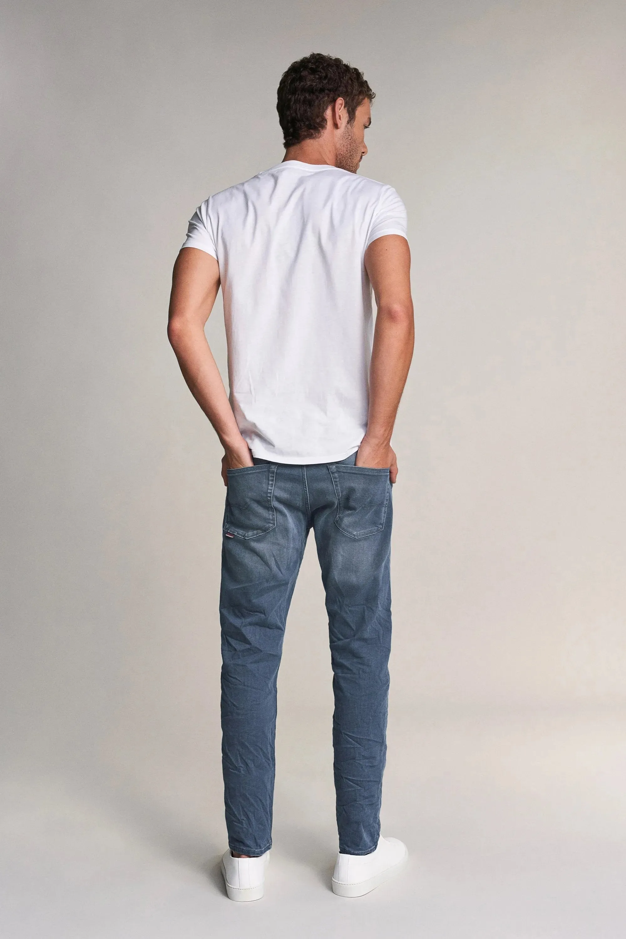 VAQUEROS SLENDER SLIM CARROT DE COLOR MEDIO