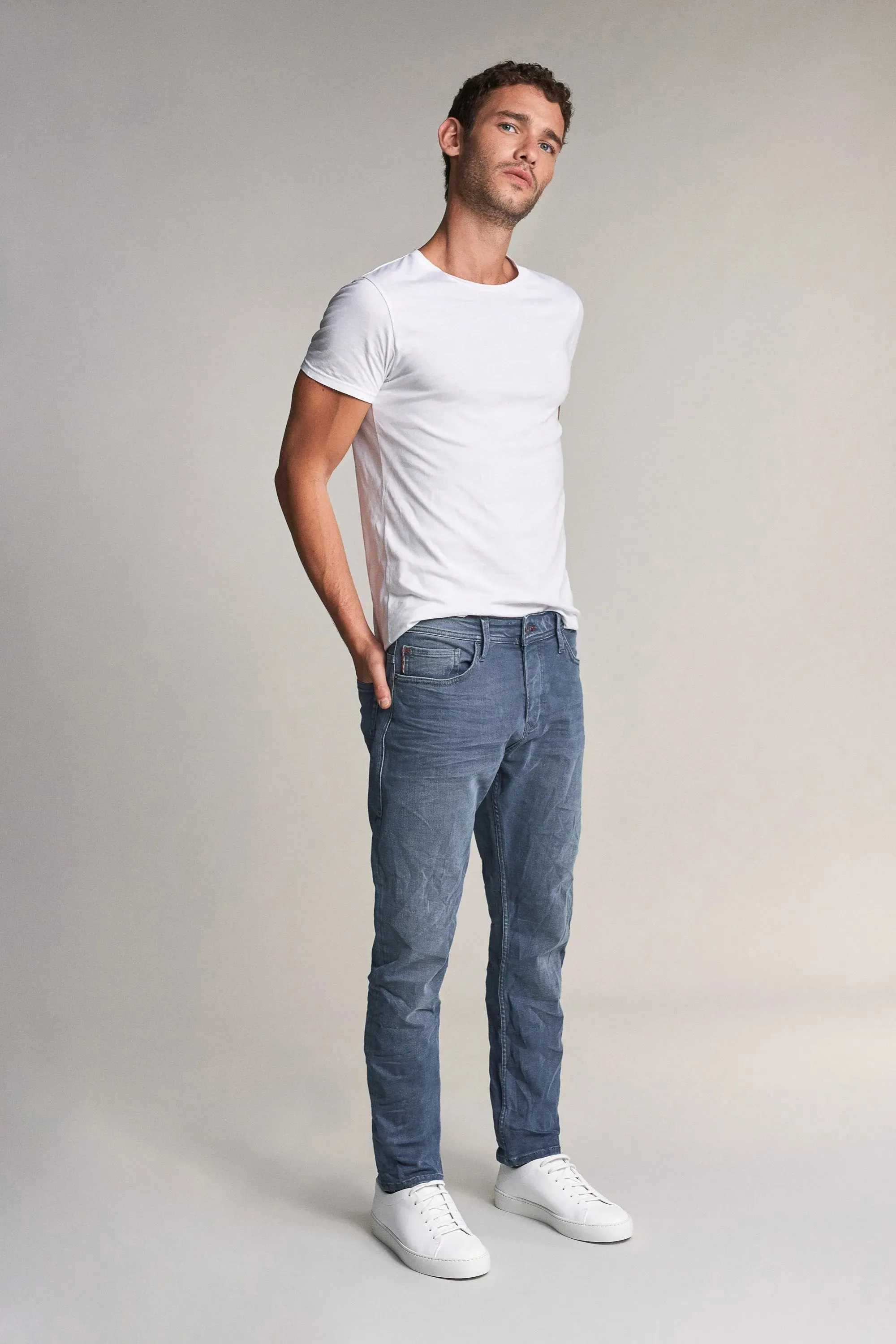VAQUEROS SLENDER SLIM CARROT DE COLOR MEDIO