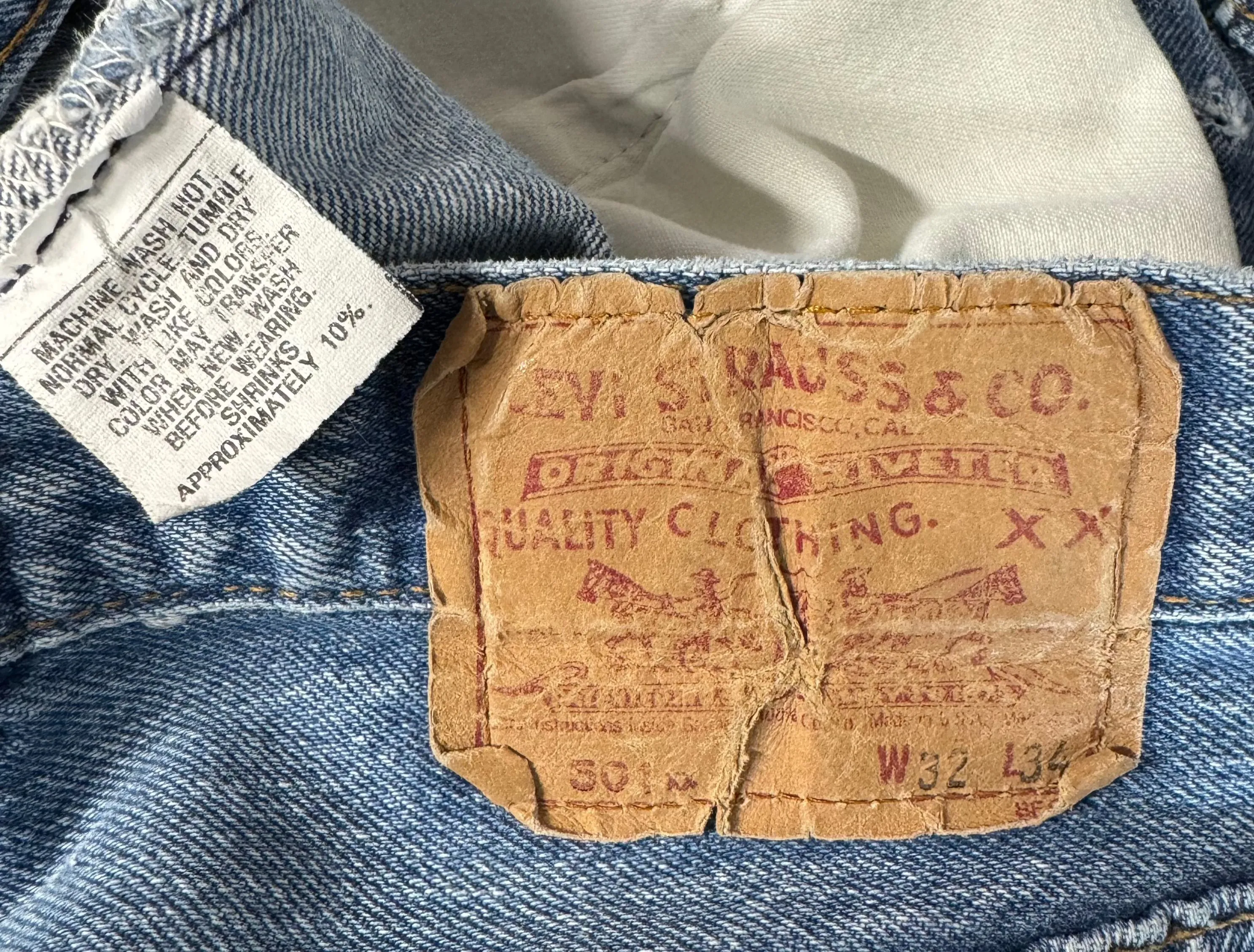 Vintage USA Made Levi 501xx Transitional Denim Jeans (JYJ0124-070)