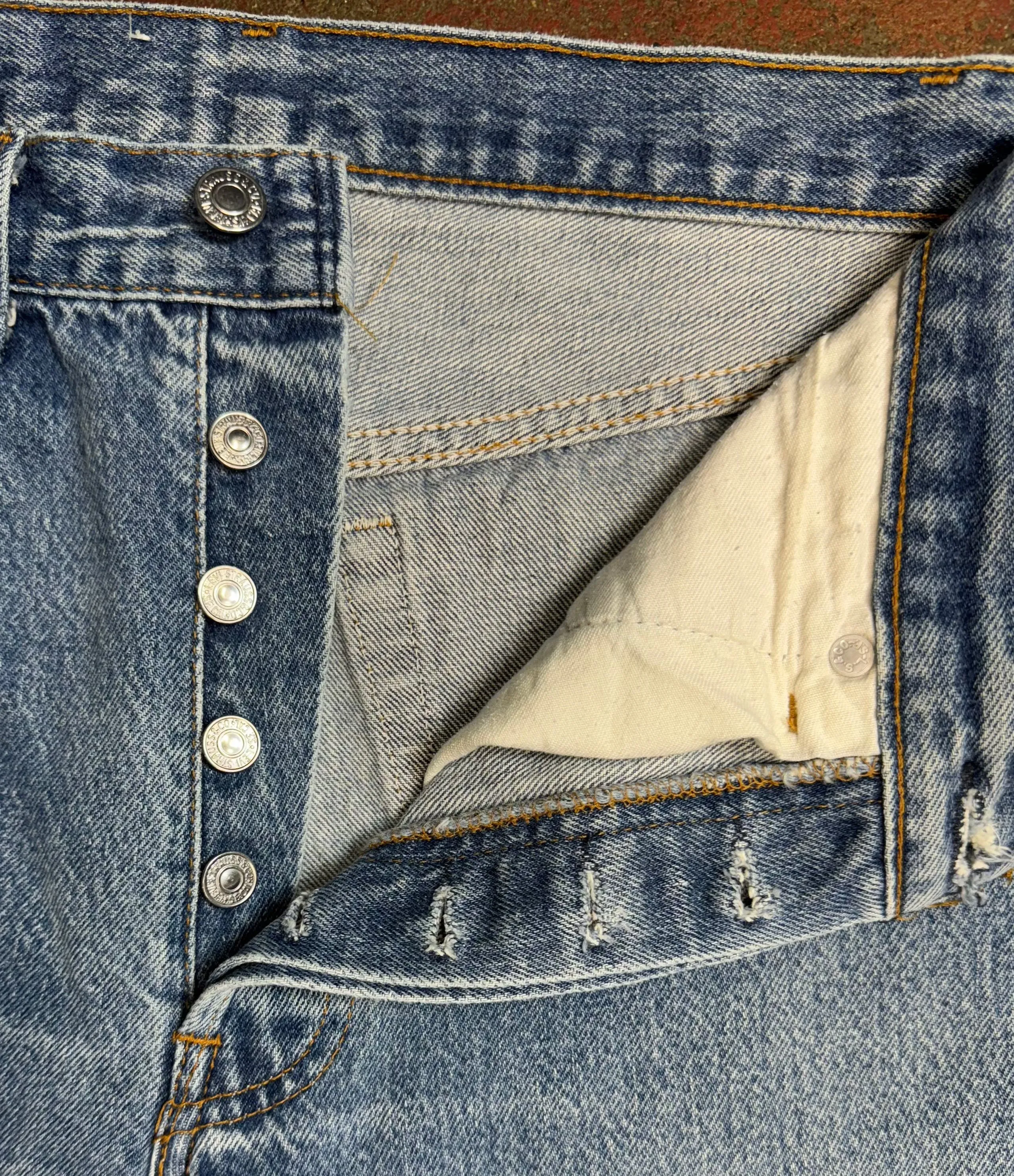 Vintage USA Made Levi 501xx Transitional Denim Jeans (JYJ0124-070)